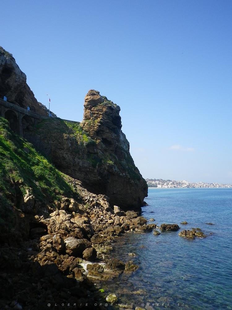 1729 le rocher de la vieille vu du bas (cabanon au bord de l'eau) .JPG
